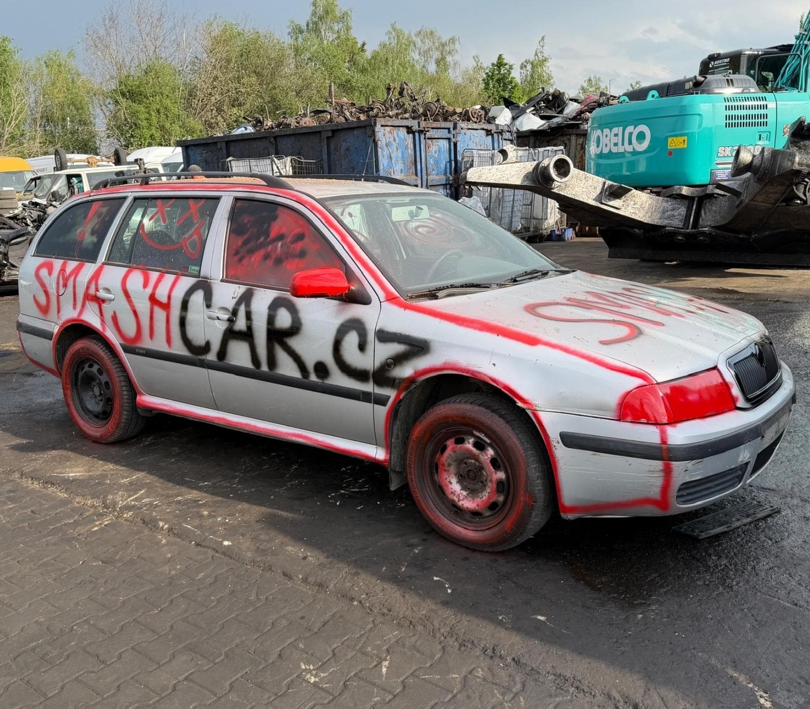 Auto připravené k demolici ve Smash Car Praha